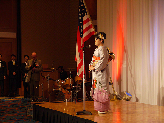 日本国歌を斉唱する木村洋子