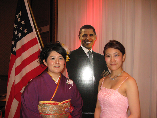 2013年アメリカ独立記念日で国歌斉唱の佐藤綾音（奨励賞受賞）と木村洋子（奨励賞受賞）