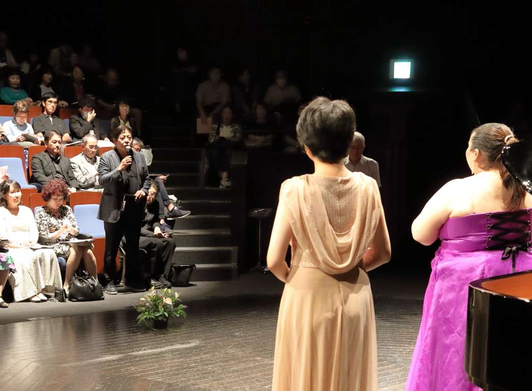 アドバイスを受ける小野田知華さんと柴田千沙都さん