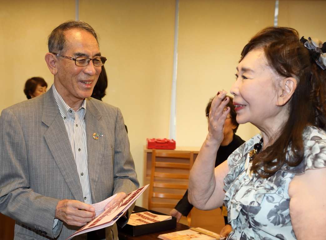 ロビーにて楽友会から東邦ガス㈱顧問 安井香一様と佐々木