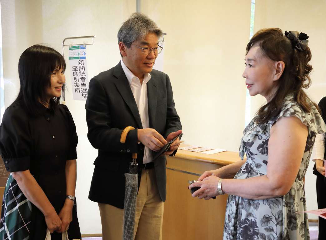 ロビーにて楽友会から㈱三菱UFJ銀行副頭取高原一郎様ご夫妻と佐々木