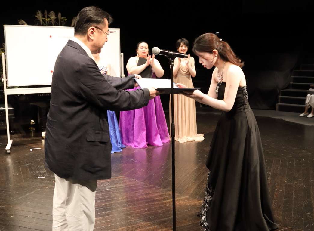 実行副委員長 田中英成氏からピアノ 鈴木美穂さんへ奨励賞を授与