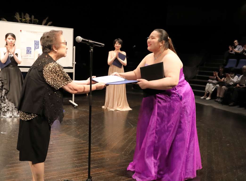 実行委員 渡利典子先生から声楽 柴田千沙都さんへ奨励賞を授与