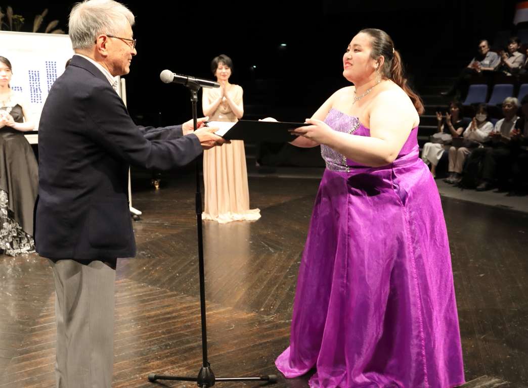 実行委員 市民応援団長 安田武沖氏から声楽 柴田千沙都さんへ聴衆賞を授与