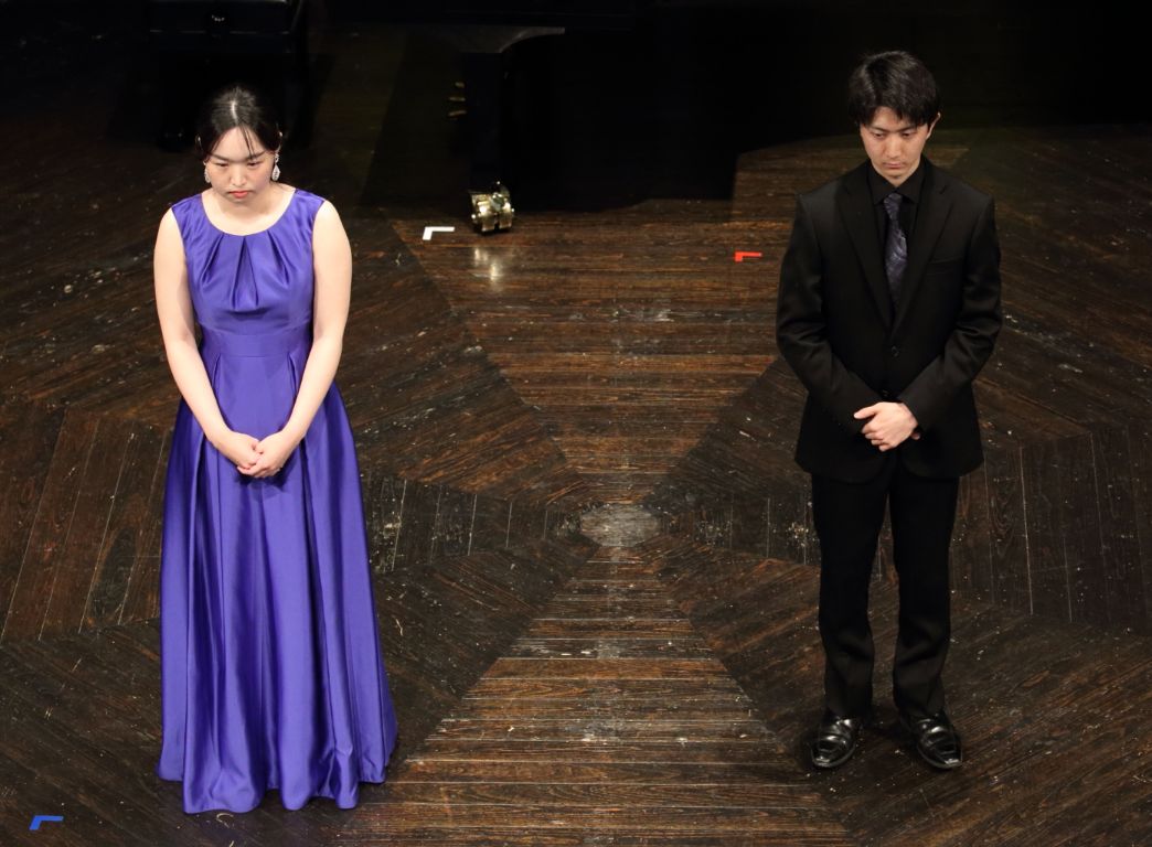 先生方からアドバイスを受ける花井美奈穂さん、亀山佳音さん