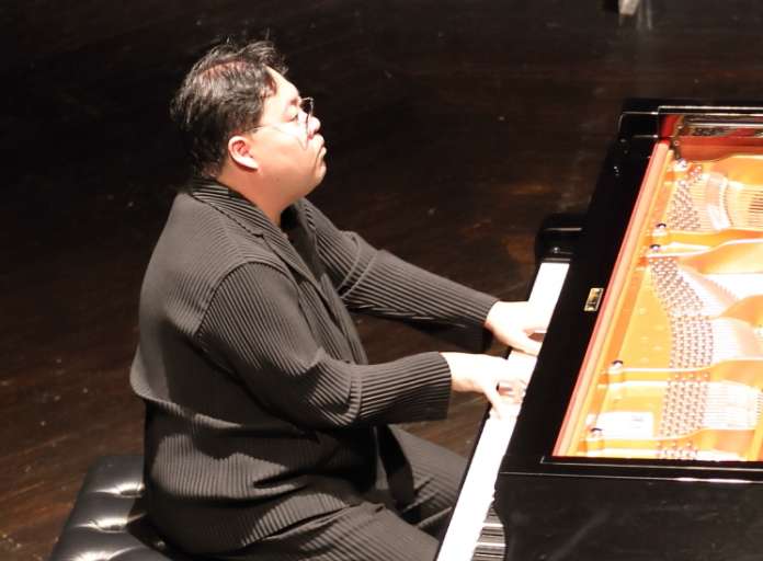 ピアノ　藤原直也さん