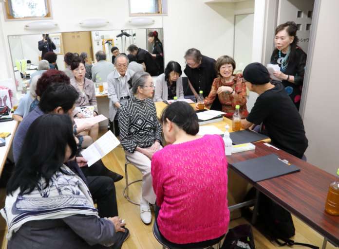 楽屋では先生方による採点結果などから事業団賞を審査中