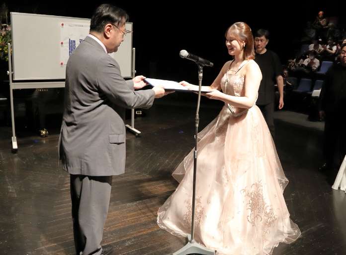 奨励賞の森島未祐さんへ実行副委員長の田中英成さんから賞状の授与