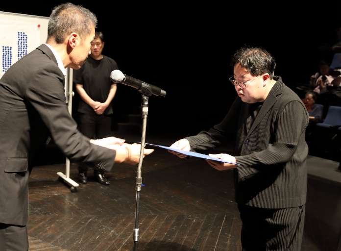 奨励賞の藤原直也さんへ実行委員の荒井敦徳さんから賞状の授与
