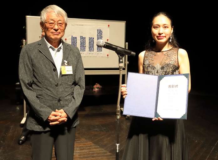 市民応援団長安田武沖さんから聴衆賞の賞状を授与された坂口仁菜さん