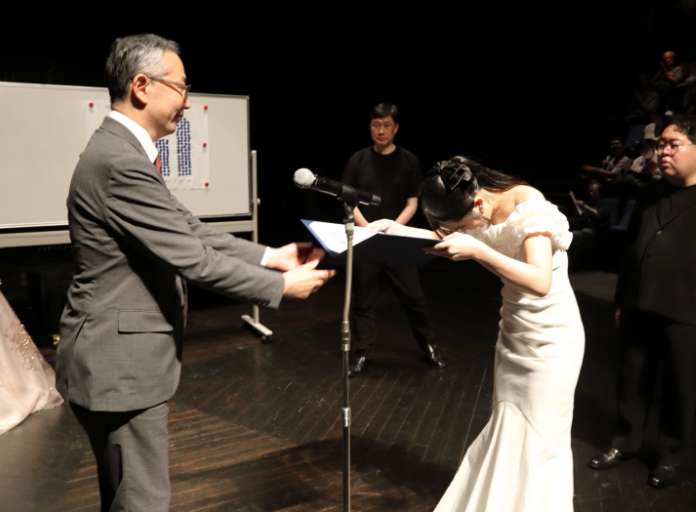 文化振興事業団理事長平田一之さんから賞状を授与される玉置渚さん