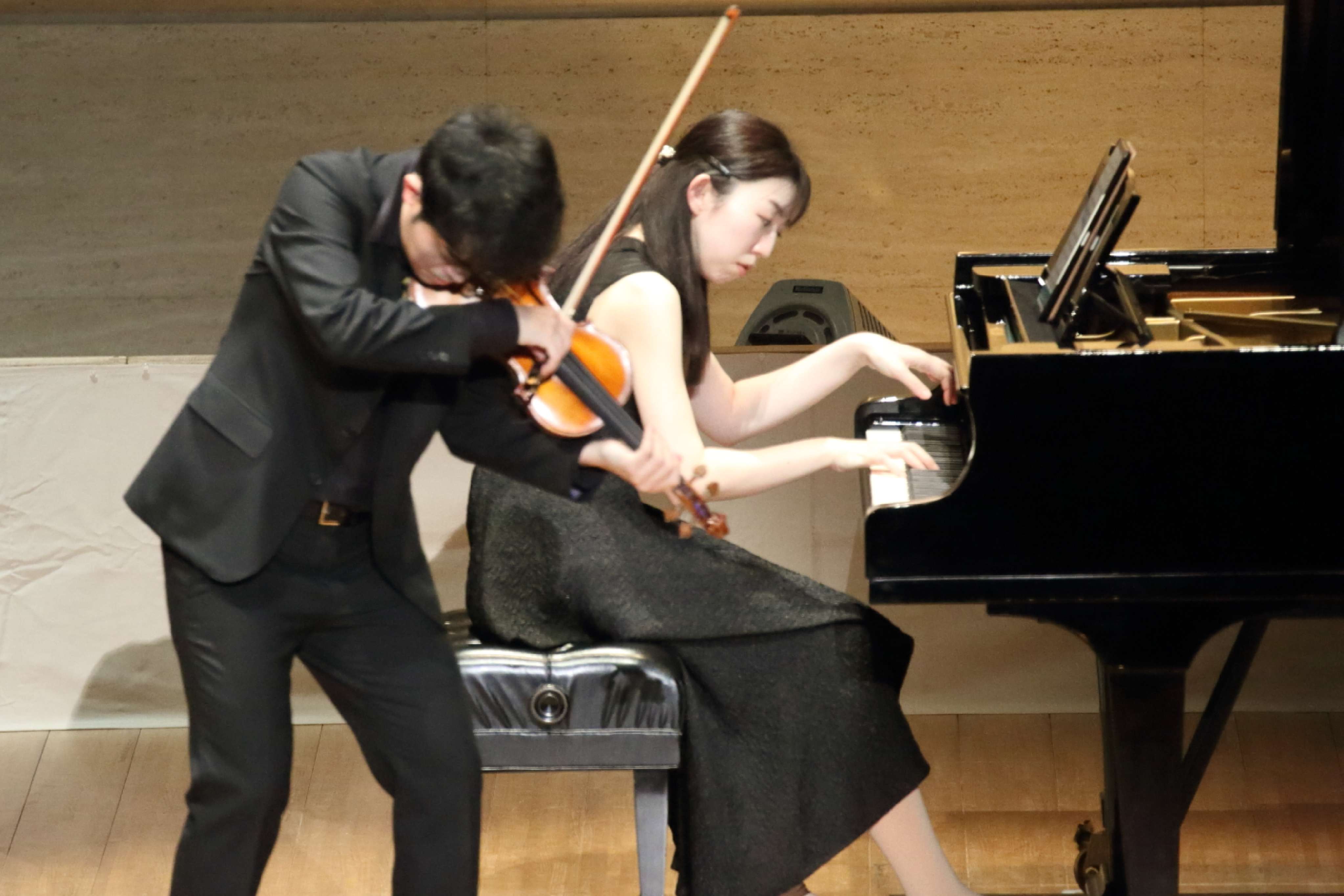 「名古屋演奏家育成塾」でベストソリスト賞受賞者、世古藍（Pf.）大倉彰人（Vn.）による演奏。ショスタコーヴィチがお祝いとして贈ったとされる楽曲。