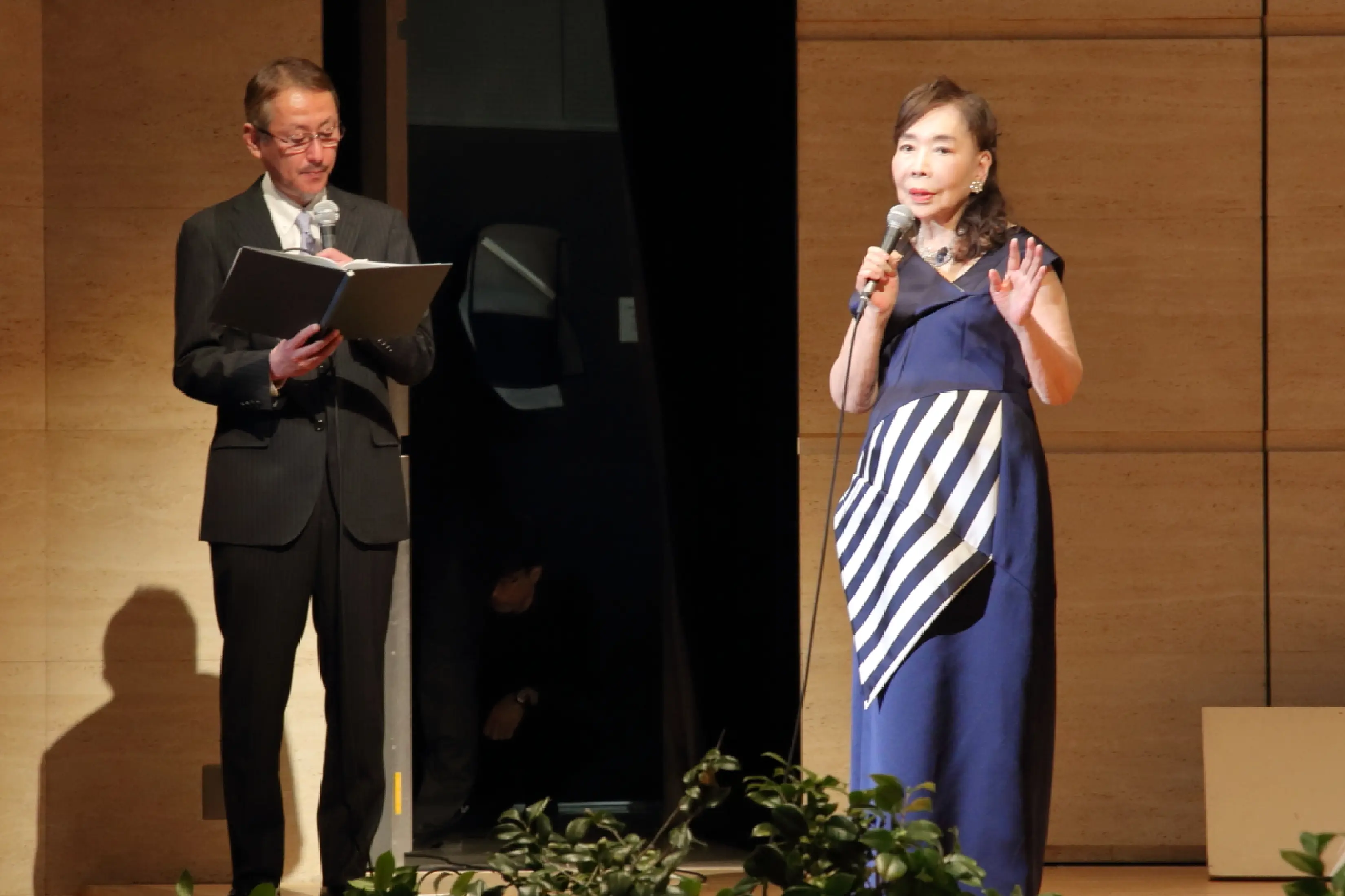 司会の村上和宏アナの進行で、日本室内楽アカデミー発足40周年の感謝を述べる佐々木伃利子理事長。