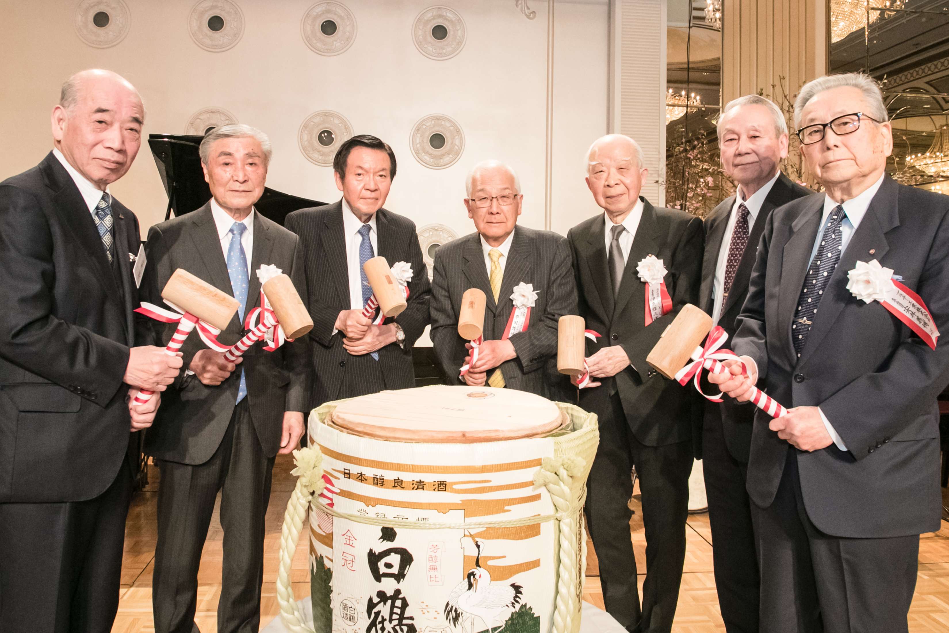 鏡開き 井村屋ｸﾞﾙｰﾌﾟ㈱特別顧問浅田剛夫様、ｵｵｸﾏ㈱元代表取締役会長花木義麿様、大和証券ｸﾞﾙｰﾌﾟ本社元副社長吉留真様、ｴﾝﾃﾞﾊﾞｰ･ﾕﾅｲﾃｯﾄﾞ㈱ｴｸﾞｾﾞｸﾃｨｳﾞｱﾄﾞﾊﾞｲｻﾞｰ原田靖博様、㈱LIXIL名誉顧問伊奈輝三様、ノリタケ㈱元代表取締役会長種村均様、ブラザー工業㈱名誉相談役安井義博様